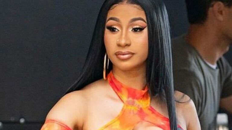 Avienta Cardi B microfonazo a fan en pleno concierto (Video)