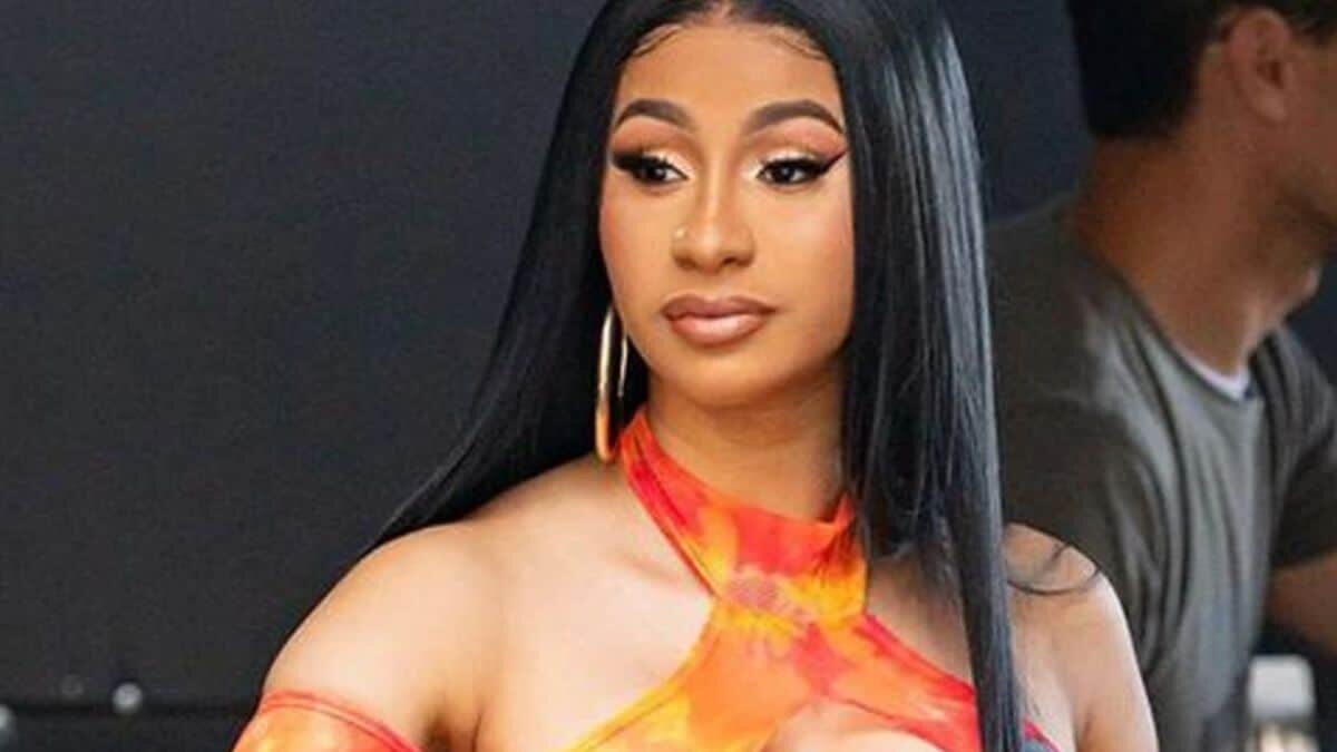 Avienta Cardi B microfonazo a fan en pleno concierto (Video)