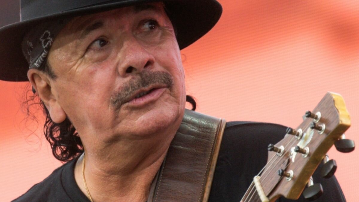 Así se encuentra Carlos Santana tras desmayo en el escenario