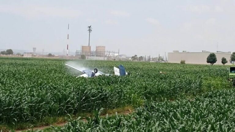 Dos personas murieron tras desplome de avioneta en Querétaro