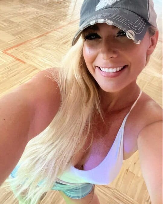Despiden a maestra tras descubrirla en OnlyFans