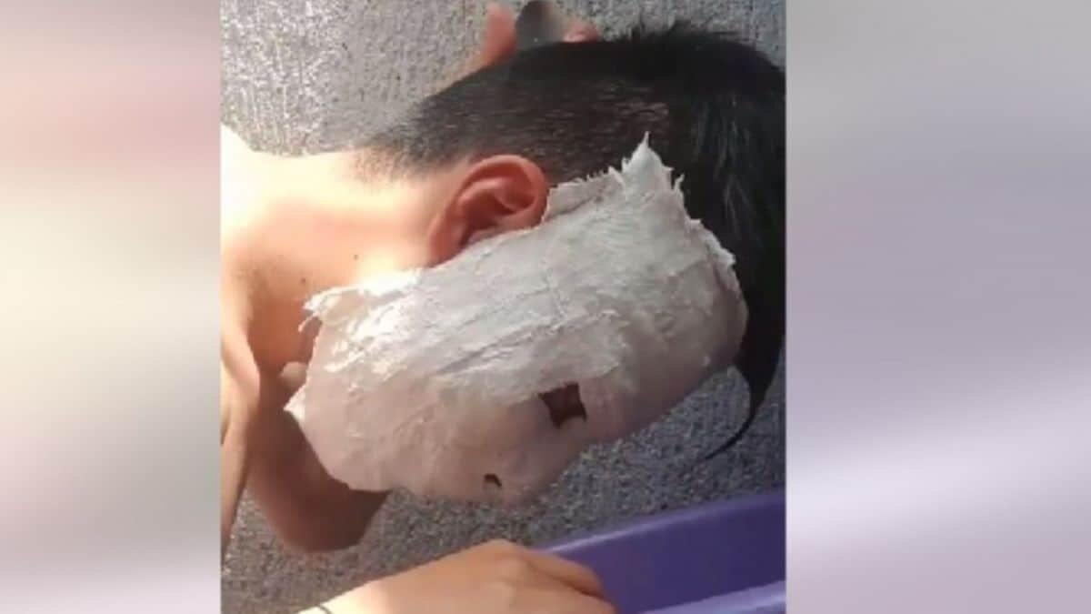 ¡Pobre! Niño hace máscara de yeso de tarea y acaba muy mal (video)