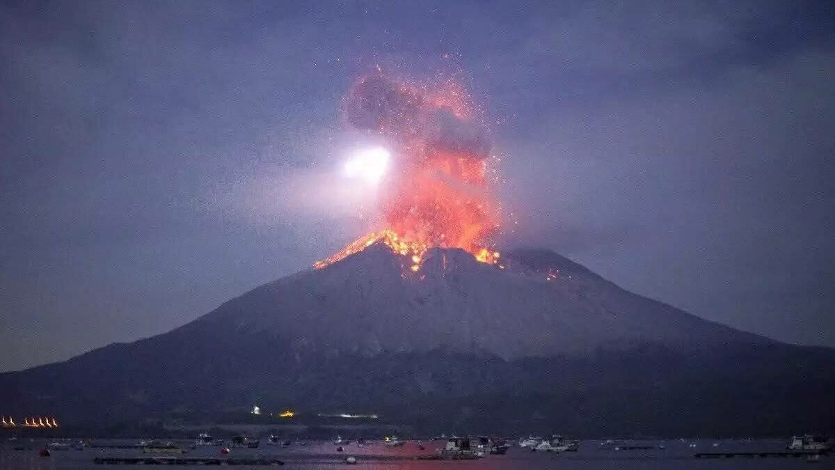 Decretan estado de emergencia en Japón tras erupción del volcán Sakurajima (Video)