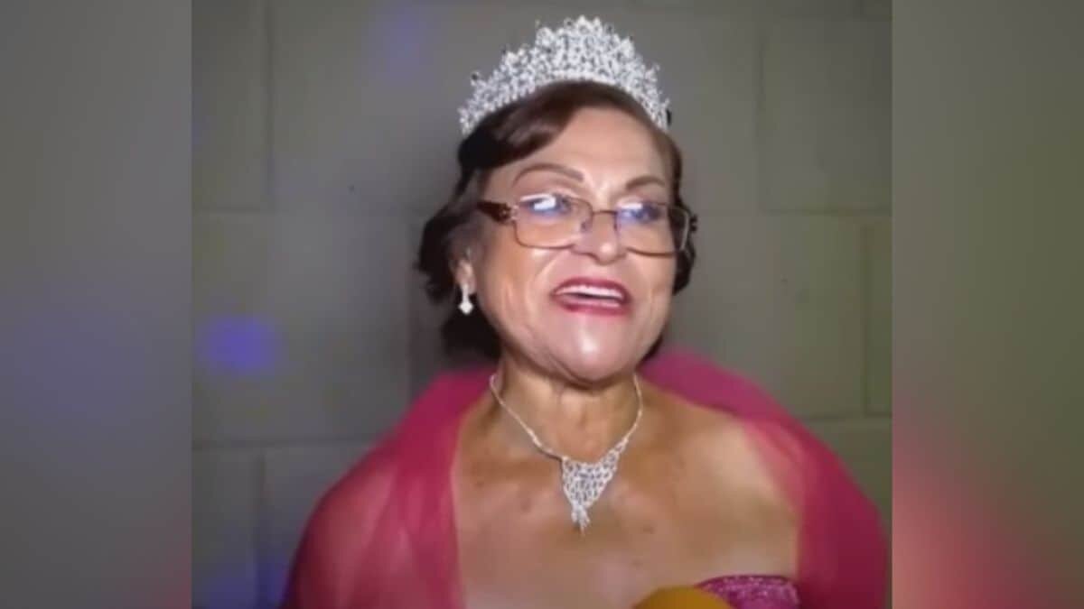 Festejan abuelitas 50 años como quinceañeras