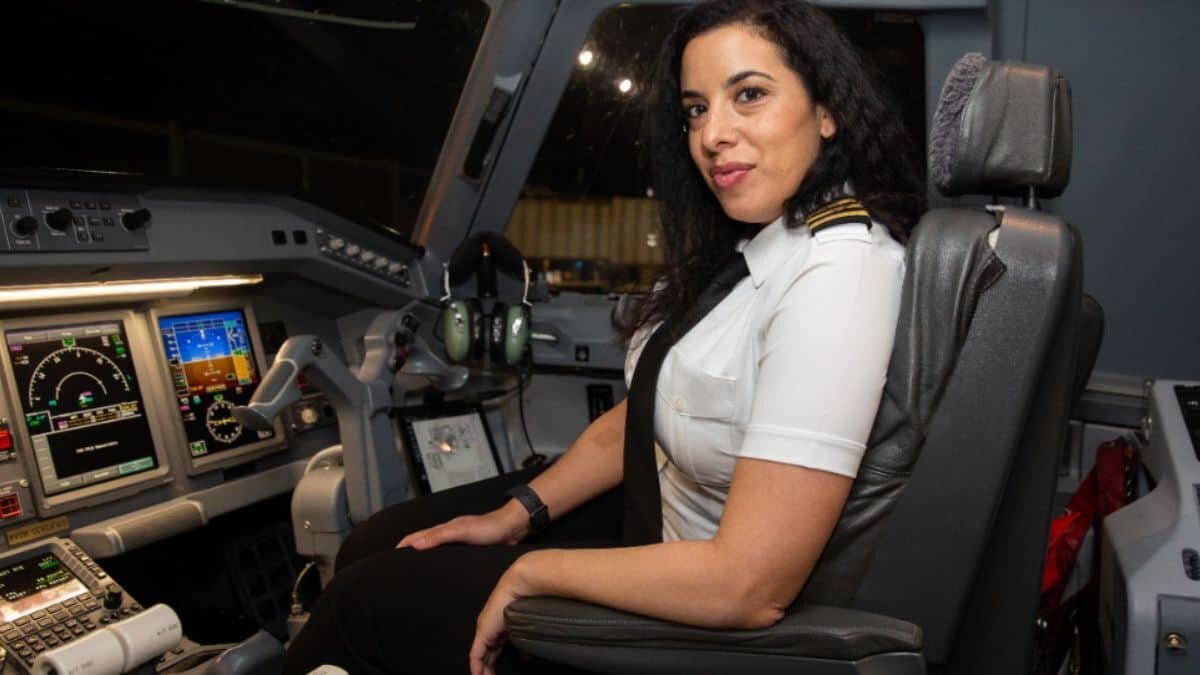 ¡Las mujeres en los cielos! Aeroméxico lanza becas para piloto o sobrecargo