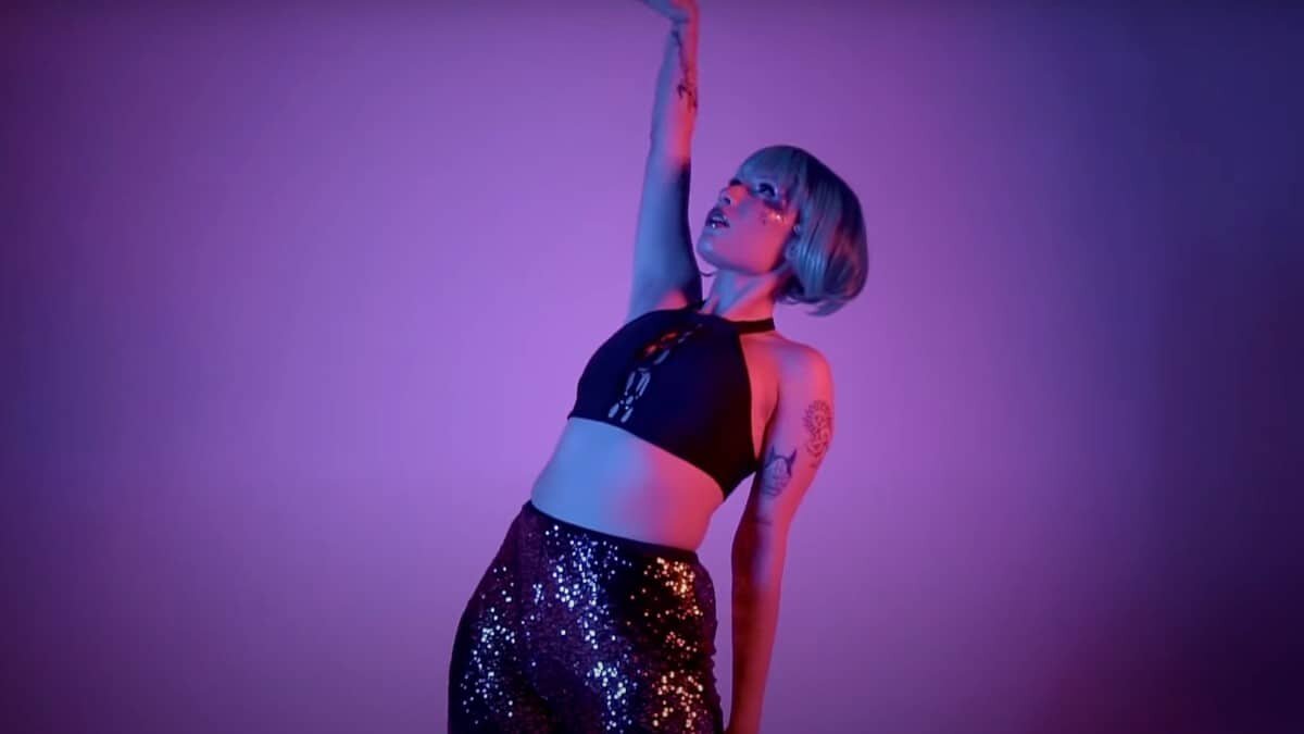 Uno de los lanzamientos más interesantes que hubo el fin de semana es “Lo Siento” de Carla Gal, artista mexicana que une sus pasiones mas grandes la música y el maquillaje.