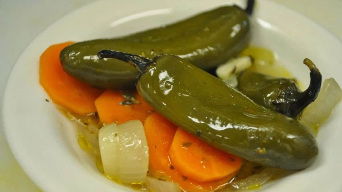 Deleita tu paladar con estas rajas en vinagre caseras
