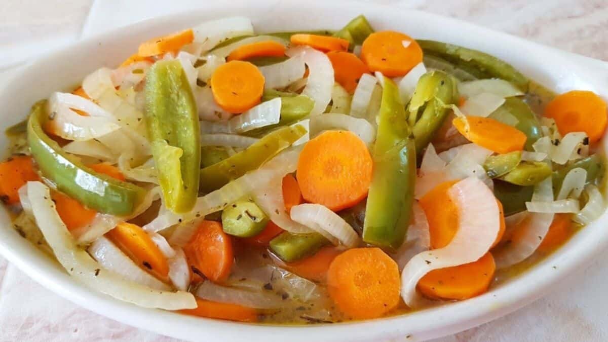 Deleita tu paladar con estas rajas en vinagre caseras