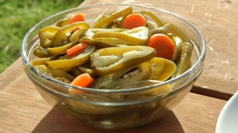 Deleita tu paladar con estas rajas en vinagre caseras