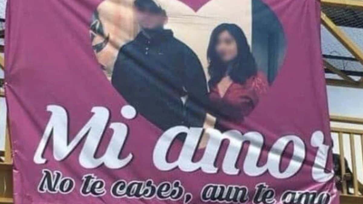 ¡No te cases! Implora hombre a su ex con un cartel que no vaya al altar