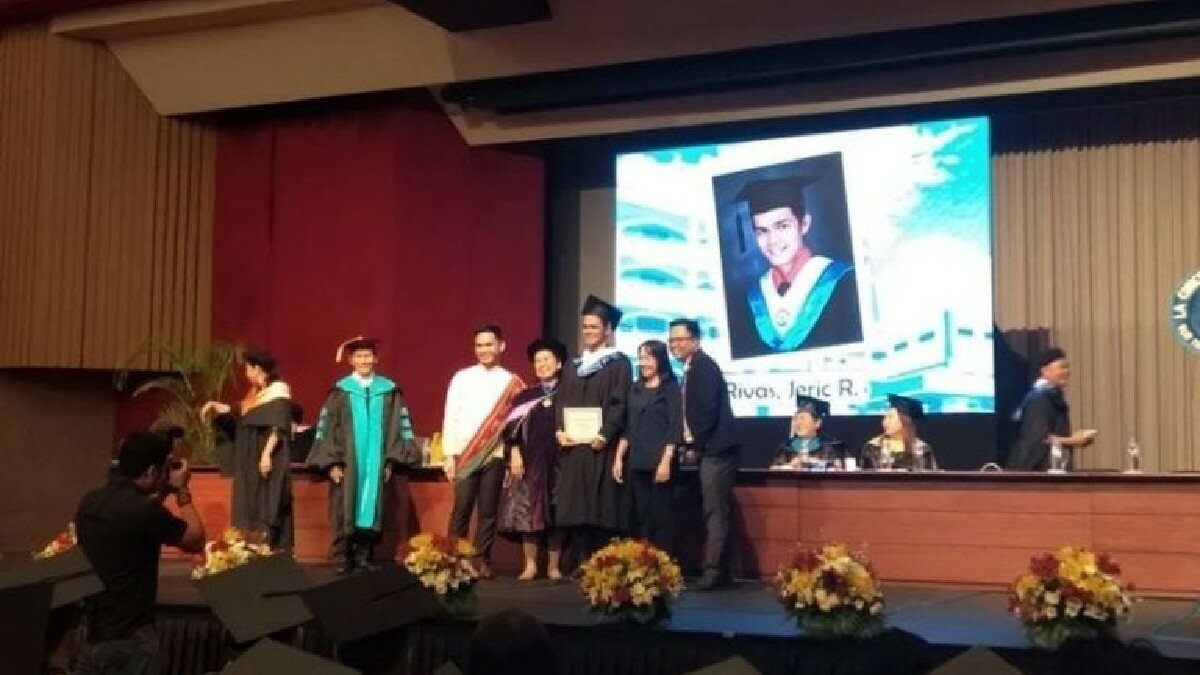 Rompe en llanto joven al ver que su familia no asistió a su graduación