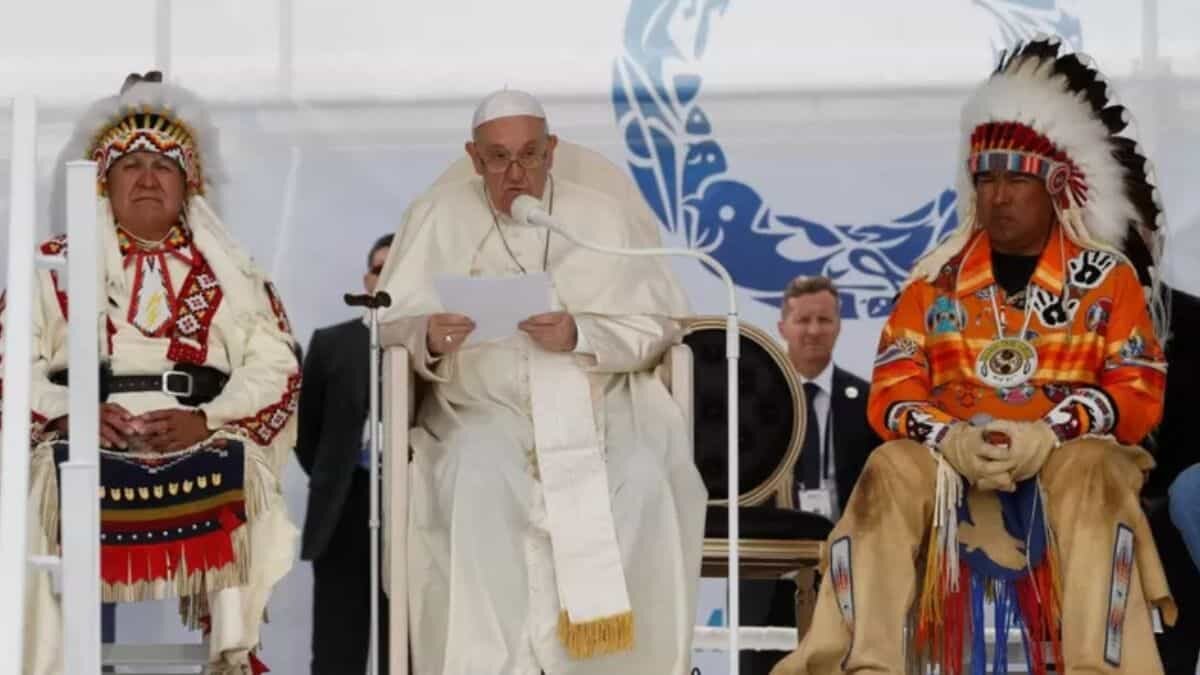 Ofrece Papa Francisco disculpas a indígenas tras agresiones de la Iglesia Católica