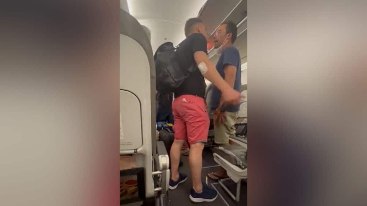 Una maleta causa trifulca dentro de un avión