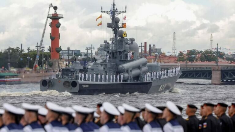 Rusia celebra el ‘Día de la Flota’ con la adquisición de un nuevo misil supersónico