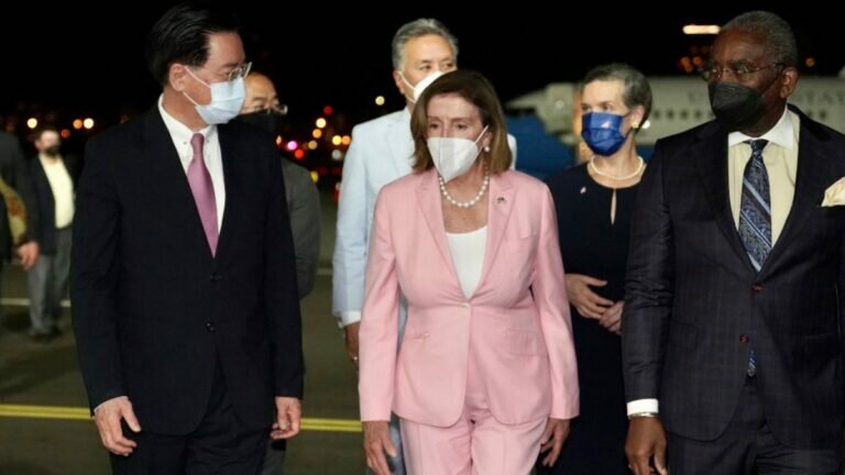 Pese a advertencia de China, Nancy Pelosi aterriza en Taiwán