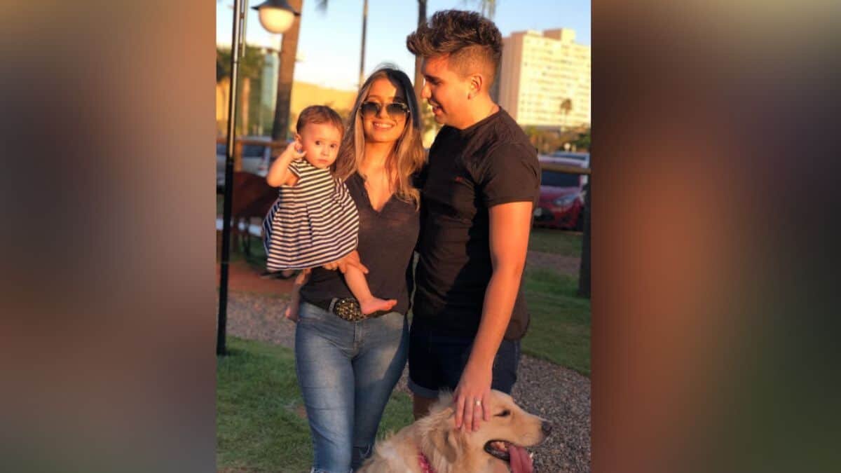 ¡Qué ternura! Niña consuela a perrito asustado por los rayos (Video)
