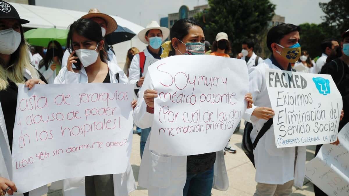 Formaliza UACJ reubicación de pasantes de medicina