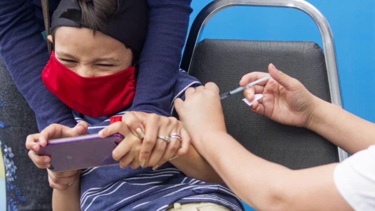 Inicia vacunación a menores de 8 años en CDMX